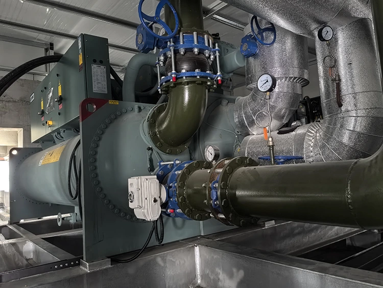 Lynxcool screw chiller unit for commercial and industrial applications